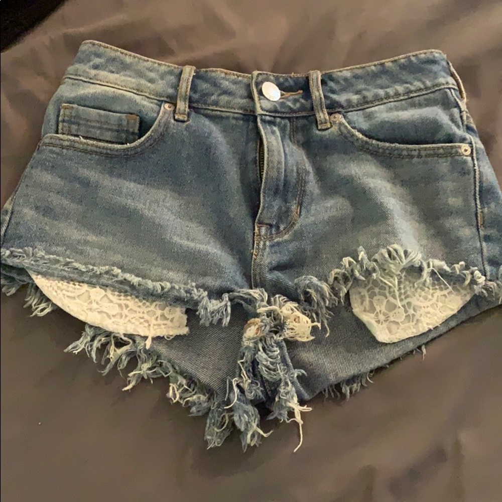 High waisted shorts with lace pockets
